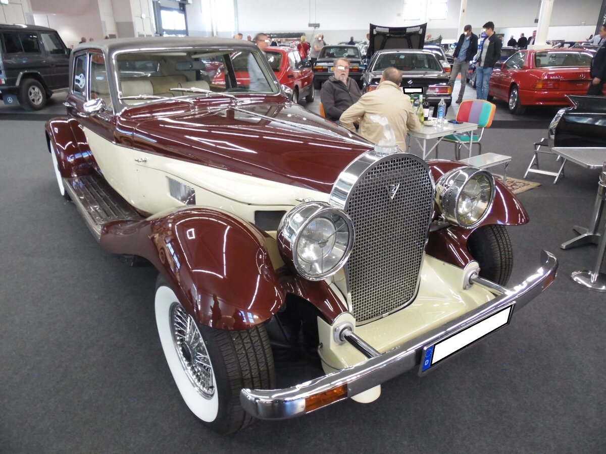 Panther De Ville Limousine. Zwischen 1974 und 1985 stellte die Marke Panther aus dem englischen Weybridge/Grafschaft Surrey 59 Fahrzeuge des Luxusautos  De Ville  her. Im Einzelnen waren dieses 46 Limousinen (Foto), 11 Cabriolets, 1 Coupe und 1 Stretch-Limousine. Die Baureihe im Retro-Look lehnte sich stark an die Optik des Bugatti T41  Royale  an. Die Modelle waren sehr exklusiv und geh�rten damals mit zu den exclusivsten Automobilen. Bei der Motorisierung konnte der Kunde zwischen zwei Motoren aus dem Hause Jaguar w�hlen: Einem Sechszylinderreihenmotor mit einem Hubraum von 4235 cm� und 193 PS oder einem V12-Motor mit einem Hubraum von 5343 cm� und einer Leistung von 289 PS. Techno Classica Salon in Dortmund am 25.09.2026.