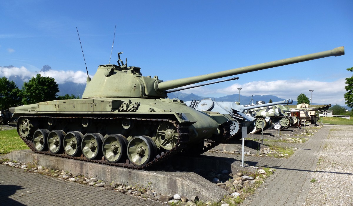Panzer 58, Schweizer Kampfpanzer, Projektbeginn 1951, Truppenversuche ab 1960, 8,4cm Kanone, 620PS, Vmax.50Km/h, Panzermuseum Thun, Mai 2015