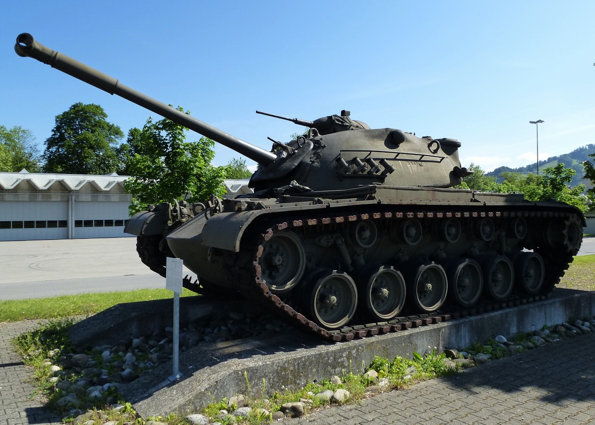 Panzer M48 A2, gebaut von 1953-59 in den USA, 9cm Kanone, 810PS, Vmax.52Km/h, ber 11.000 Stck wurden gebaut und in vielen Lndern als Standartkampfpanzer eingesetzt, Panzermuseum Thun, Mai 2015