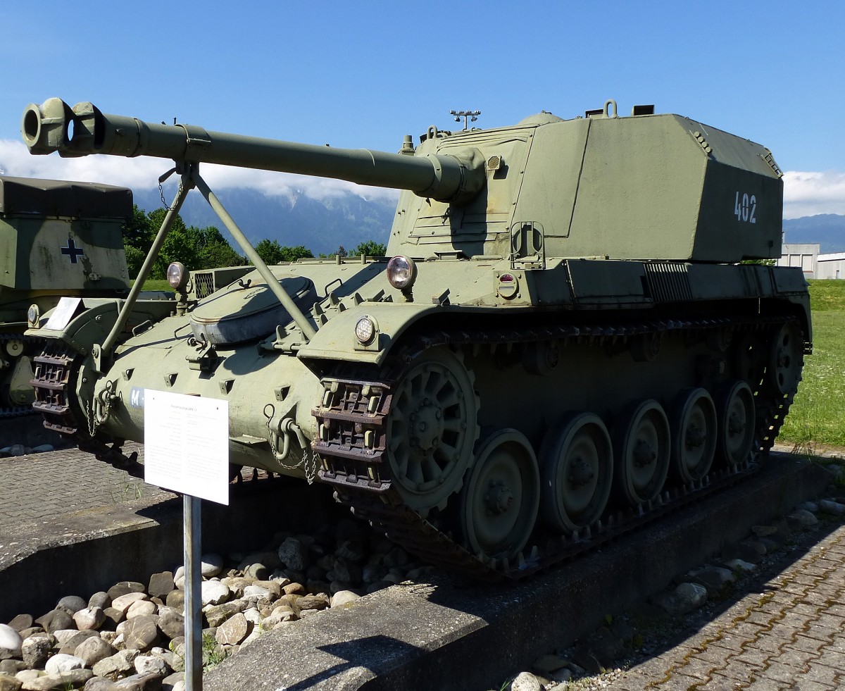 Panzerhaubitze AMX 13, gebaut ab 1956 in Frankreich, 10,5cm Haubitze, 246PS, Vmax.70Km/h, die Schweiz kaufte 4 Stck zu Versuchszwecken, Panzermuseum Thun, Mai 2015