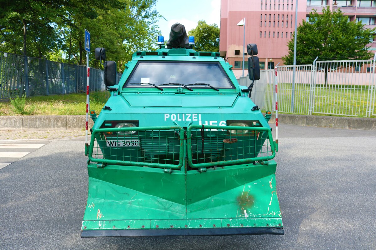 Panzerwagen der Polizei Wiesbaden am 11.06.22 in Wiesbaden beim der offenen Tür der Polizei