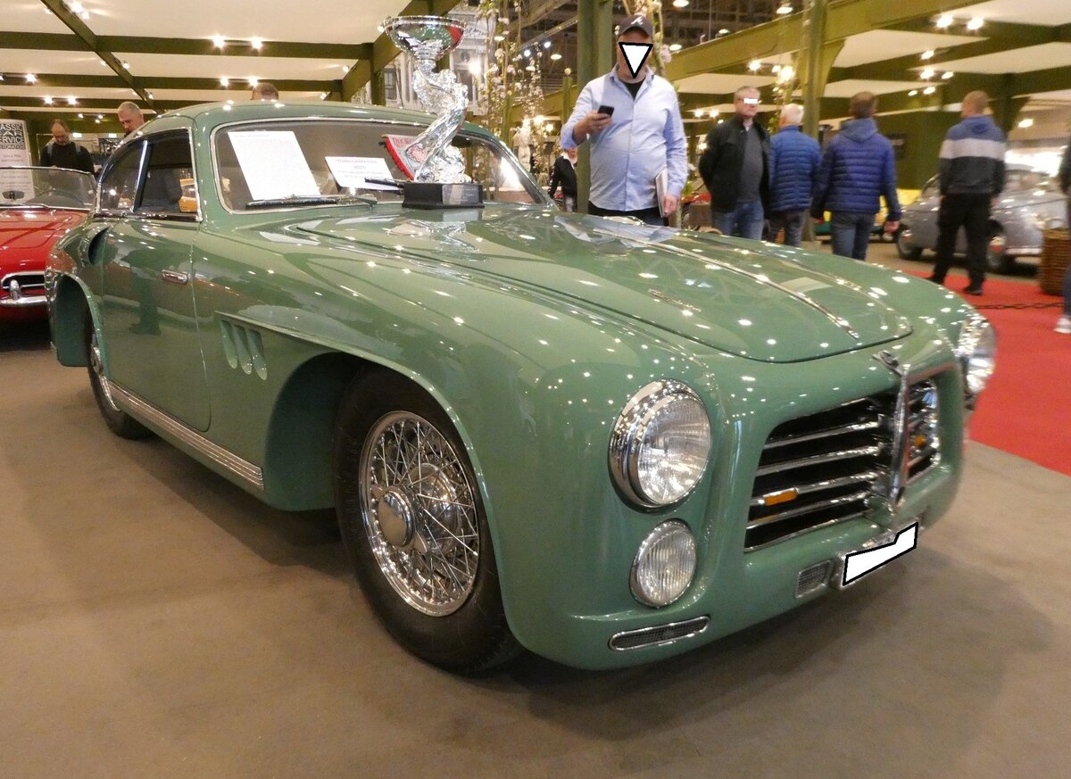 Pegaso Z-102 GT Berlinetta aus dem Jahr 1951. Der Pegaso Z-102 war ein Sportwagen, der im Spanien der 1950´er Jahre bei Enasa (E mpresa N acional de A utocamiones, SA), einem nationalen Unternehmen, das normalerweise Busse und Lastwagen herstellte, produziert wurde. Die technische Leitung lag bei Wilfredo Ricart, einem visionären spanischen Ingenieur, aus der Entwicklungsabteilung von Alfa-Romeo. Die Idee war, einen Supersportwagen zu entwickeln, der dem Rest der Welt zeigen sollte, dass Spanien in der Lage ist, das schnellste Straßenfahrzeug mit eigener Technologie zu entwickeln. Der Pegaso Z-102 war schnell, sportlich und anspruchsvoll. Zu seinen Kunden zählten Könige und Mitglieder der angesehensten Familien der Welt. Die meisten Pegaso Z-102 wurden von bekannten  Karosserieschneidern  eingekleidet. Dieser frühe Z-102 GT Berlinetta hat aber eine Werkskarosserie. Unter der Motorhaube verrichtet ein V8-Motor seinen Dienst, der aus einem Hubraum von 2472 cm³ eine Leistung von 170 PS an die Hinterachse weiter gibt. Techno Classica Essen.