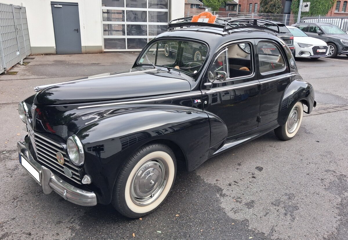 Peugeot 203 Berline (Limousine) aus dem Jahr 1954. Das Modell 203 war die erste Neuentwicklung der Marke aus Sochaux nach WW2. Er wurde von 1949 bis 1960 produziert. Der Vierzylinderreihenmotor hat einen Hubraum von 1.290 cm� und leistet 42 PS. Lediglich die Lieferwagenmodelle U4 leisteten durch die Best�ckung mit einem Zenith 32IM Vergaser 45 PS. Es wurden fast 686.000 Einheiten dieses Modelles produziert. 13. Saarner Oldtimer-Cup am 30.08.2026 in M�lheim an der Ruhr/Saarn.