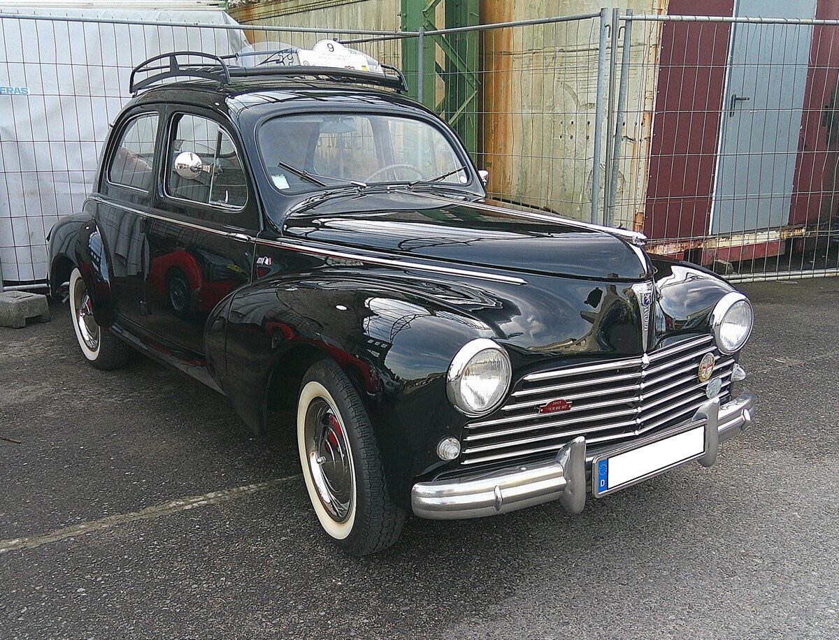 Peugeot 203 Limousine. Das Modell 203 war die erste Neuentwicklung der Marke aus Sochaux nach WW2. Er wurde von 1949 bis 1960 produziert. Der Vierzylinderreihenmotor hat einen Hubraum von 1.290 cm� und leistet 42 PS. Lediglich die Lieferwagenmodelle U4 leisteten durch die Best�ckung mit einem Zenith 32IM Vergaser 45 PS. Es wurden fast 686.000 Einheiten dieses Modelles produziert. Sammelplatz zur Landpartie des AMC M�lheim/Ruhr am 03.10.2026.