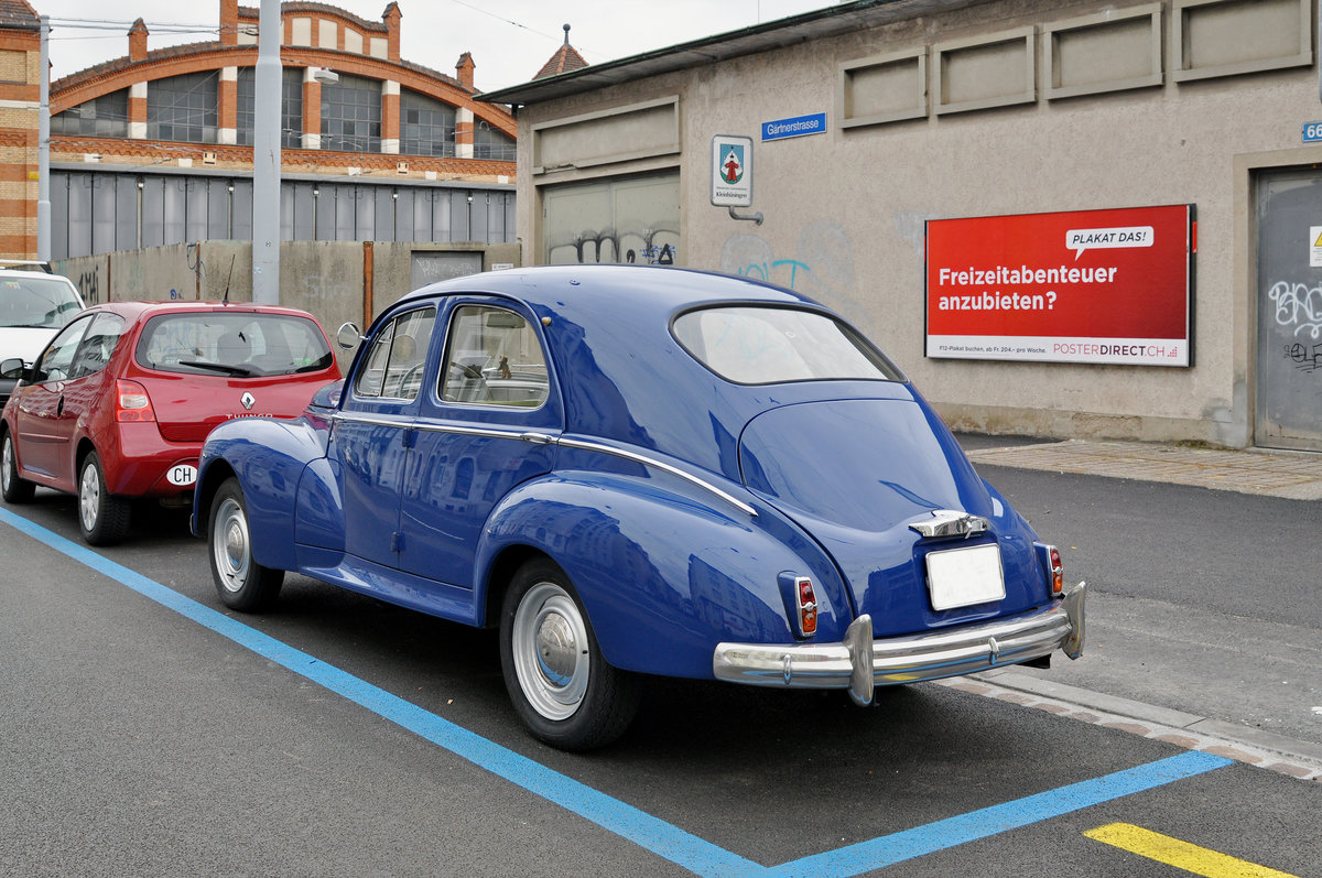 Peugeot 203 parkiert beim Tramdepot Wiesenplatz. Die Aufnahme stammt vom 04.03.2017.
