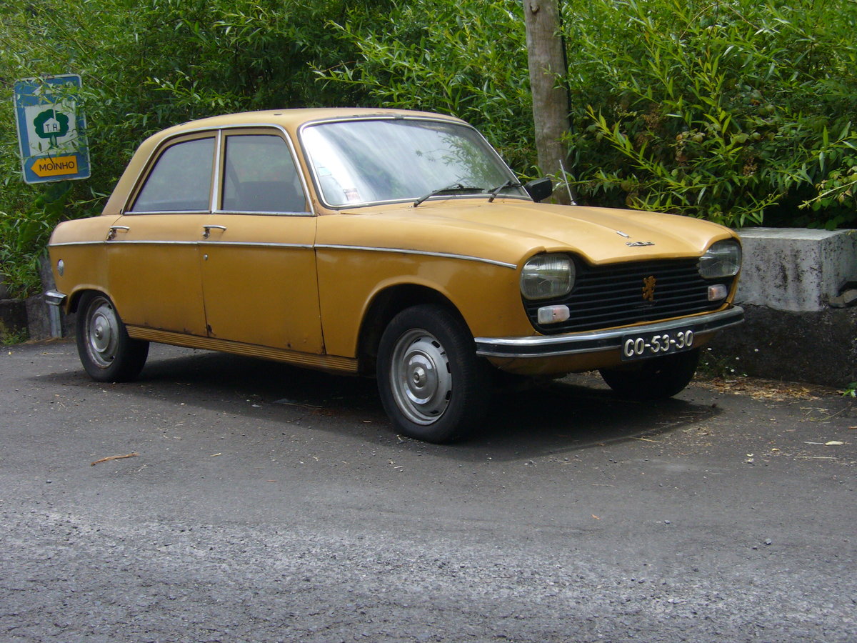 Peugeot 204. 1965 - 1976. Laut Aussage seines Erstbesitzers ist diese 204 Limousine noch täglich im Einsatz. Er trägt noch die alten portugiesischen Kennzeichen von vor 1975. Der 
4-Zylinderreihenmotor leistet 55 PS aus 1130 cm³ Hubraum. 27.07.2016 auf der Insel Madeira.