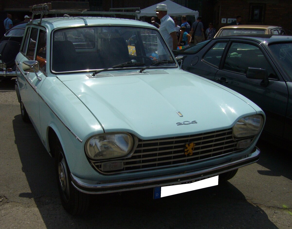 Peugeot 204 Break, produziert von 1967 bis 1976 im Farbton bleu ciel. Die  Break  genannte Kombiversion des Peugeot 204 erschien erst zwei Jahre nach Vorstellung der Limousine. Der Vierzylinderreihenmotor hat einen Hubraum von 1130 cm³ und leistet, je nach Modelljahr, zwischen 53 PS und 58 PS. Ab 1968 konnte dieses kleine Kombimodell auch mit einem Dieselmotor bestellt werden. Der Dieselmotor hat ebenfalls vier Zylinder. Der Hubraum des Dieselmotors hat einen Zylinderinhalt von 1255 cm³ und leistet lediglich 40 PS. Oldtimertreffen an der  Alten Dreherei  in Mülheim an der Ruhr am 18.06.2023.