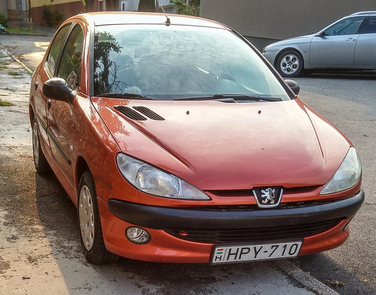 Peugeot 206 in Orange, fotografiert in Sommer, 2019, Pécs (HU).