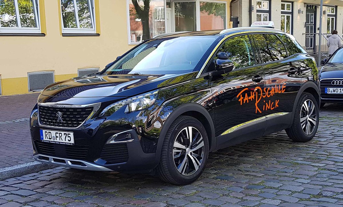 =Peugeot 3008 der Fahrschule RINCK steht vor dem Schulungsraum in Rendsburg im Mai 2019 (Grüße an den überraschten Fahrlehrer)
