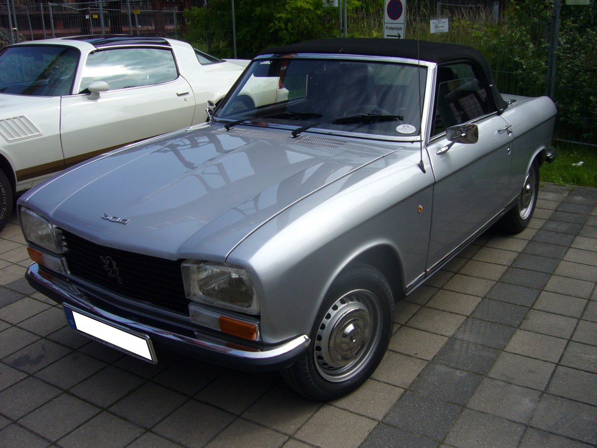 Peugeot 304 S Cabriolet. April 1970 - 1975. Der 304 war mit einem 4-Zylinderreihenmotor bestückt, der aus 1288 cm³ Hubraum 80 PS leistet. Oldtimertreffen Kokerei Zollverein am 01.06.2014.