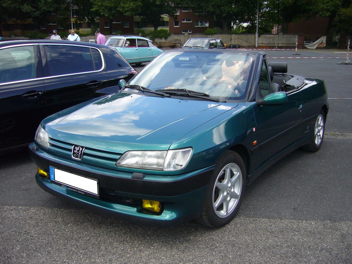 Peugeot 306 Cabriolet, gebaut ab 1994. Franzosentreffen an Mo´s Bikertreff in Krefeld am 11.07.2020.
