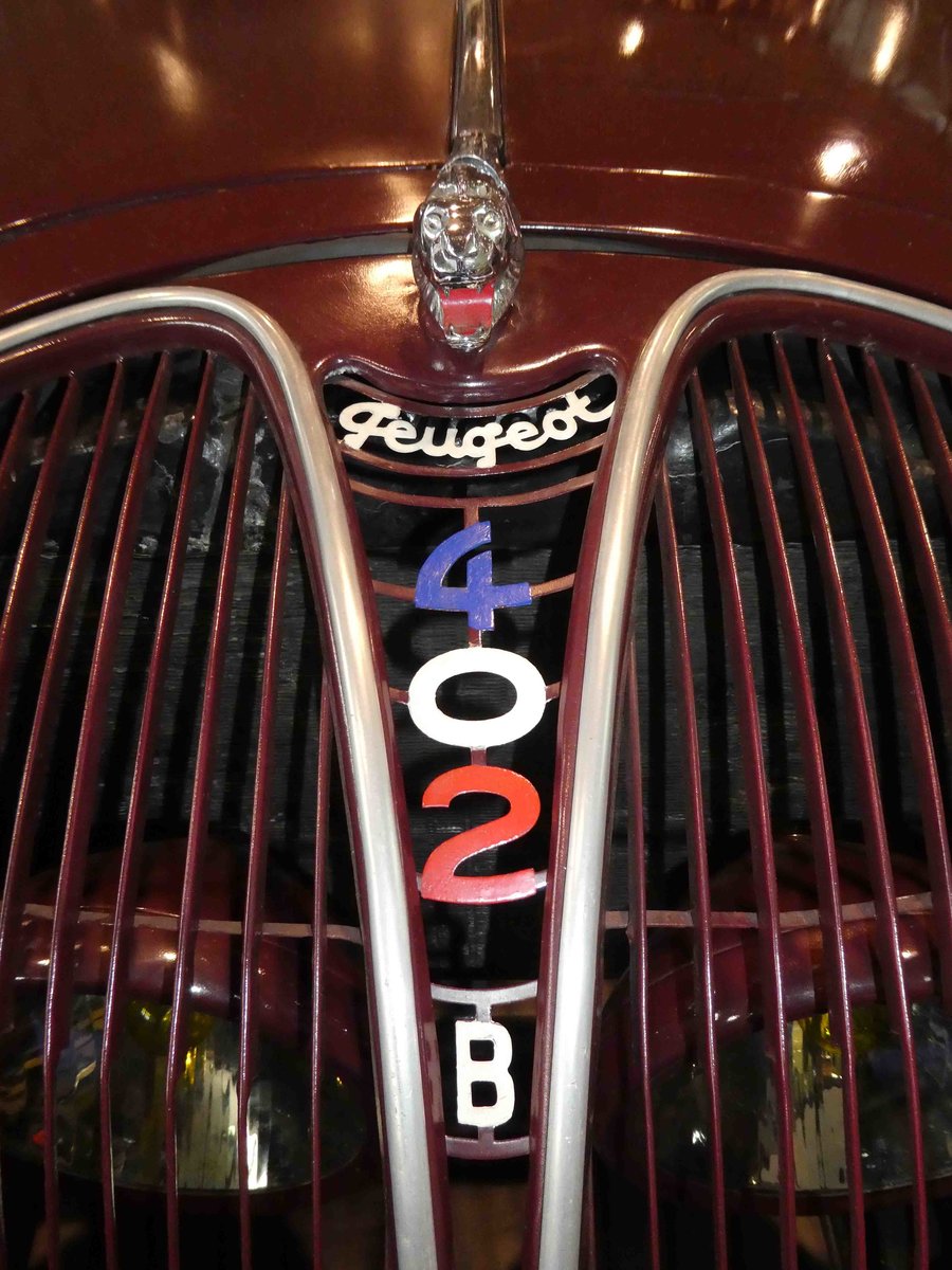 =Peugeot 402 B-Frontemblem, ausgestellt bei den Retro Classics in Stuttgart, 03-2019