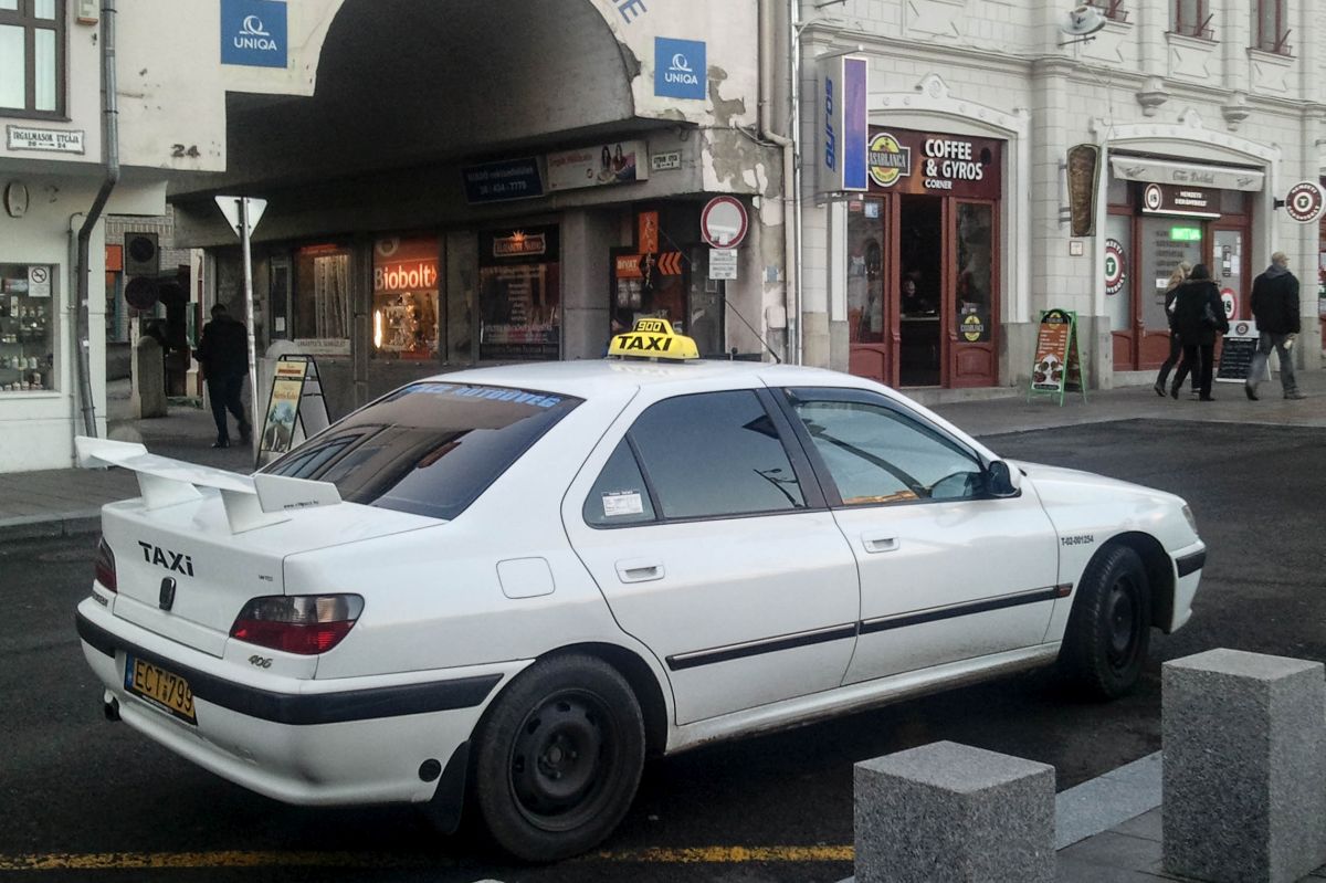 Peugeot 406 als Taxi, inspiriert vom Film  Taxi . Aufnahmezeit: 22.12.2015