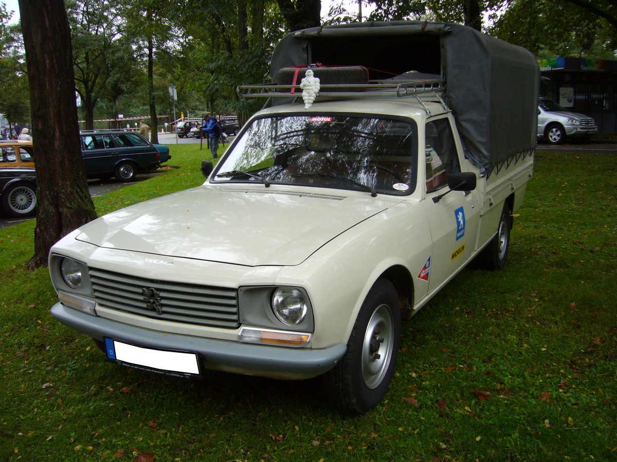 Peugeot 504 Pickup. 1979 - 1993. Die meisten dieser robusten Pickup´s werden heute als  Buschtaxi  in Afrika verheizt. Besucherparkplatz der Historicar am 17.10.2015.