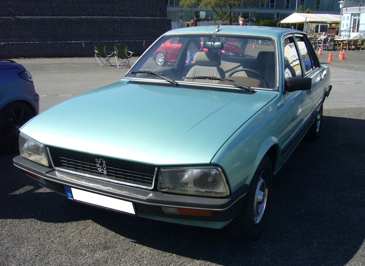 Peugeot 505 GL. Die Modellreihe 505 wurde im Jahr 1979 auf der IAA Frankfurt vorgestellt. Das Modell sollte die Lücke zwischen dem schon in die Jahre gekommenen 504 und dem Oberklassemodell 604 schließen. Der Wagen war als viertürige Limousine und fünftüriges Kombimodell lieferbar. Als Motorisierung standen folgende Motoren zur Auswahl: Ein Vierzylinderreihenmotor mit Vergaser und einem Hubraum von 1971 cm³ und einer Leistung von 96 PS oder 100 PS, ein Vierzylinderreihenmotor mit einem Hubraum von 1995 cm³ mit Bosch-K-Jetronic und einer Leistung von 110 PS, sowie ein Vierzylinderreihendieselmotor mit einem Hubraum von 2304 cm³ und einer Leistung von 70 PS. French Car Devotion am 30.04.2023 an Mo´s Bikertreff in Krefeld.