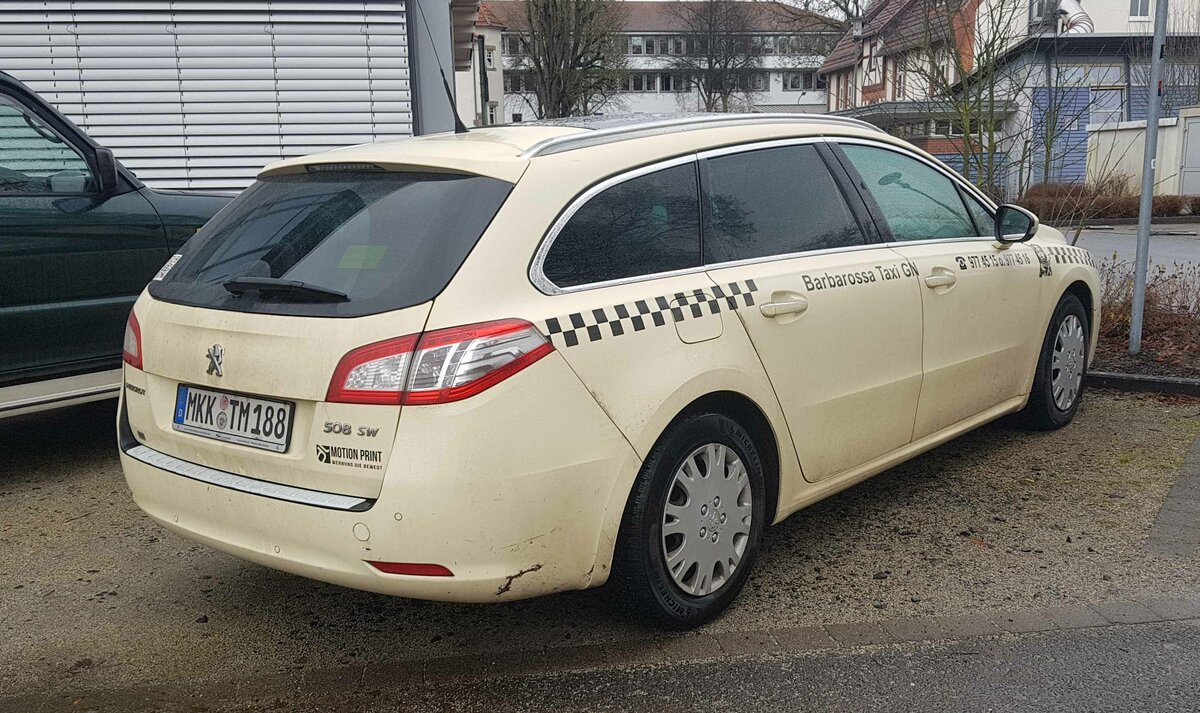 =Peugeot 508 SW als Taxi steht im Dezember 2021 in Fulda