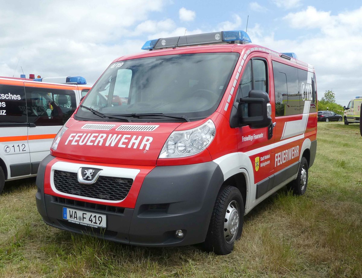 =Peugeot Boxer der Feuerwehr WALDECK-HÖRINGHAUSEN, steht auf dem Besucherparkplatz der Rettmobil 2019 in Fulda, 05-2019