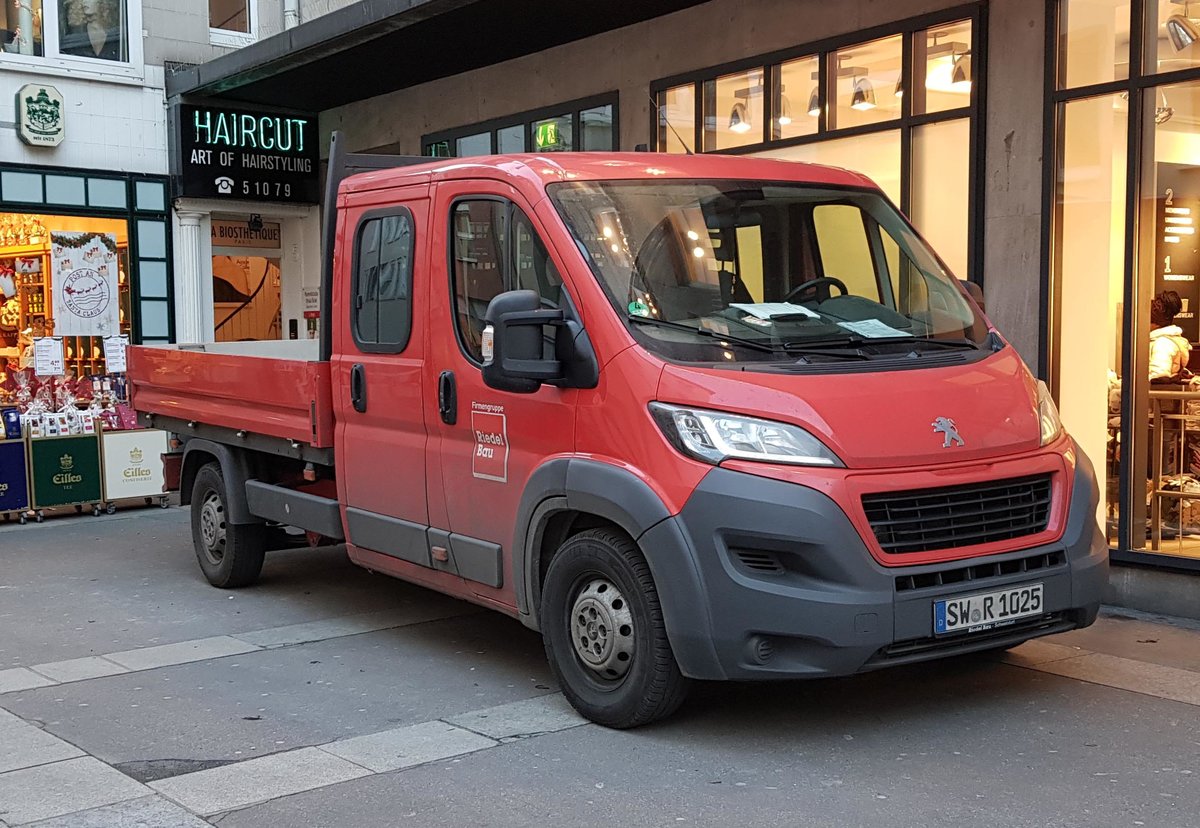 =Peugeot Boxer von RIEDEL-Bau steht im Dezember 2019 in Würzburg