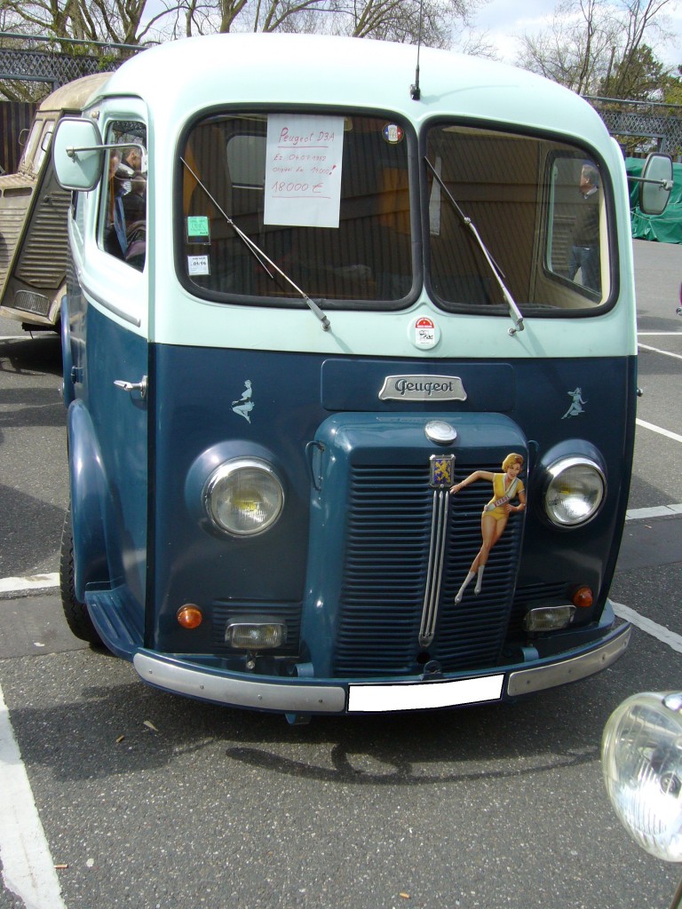 Peugeot D3A. 1946 - 1955. Der Transporter bzw. Kleinbus mit der markanten Nase prägte wie der 11CV und der HY das Straßenbild im Frankreich der 1950´er Jahre. Motorisiert waren die D3 Modelle mit Aggregaten aus der PKW-Baureihe 202 und 203. Techno Classica am 18.04.2015.