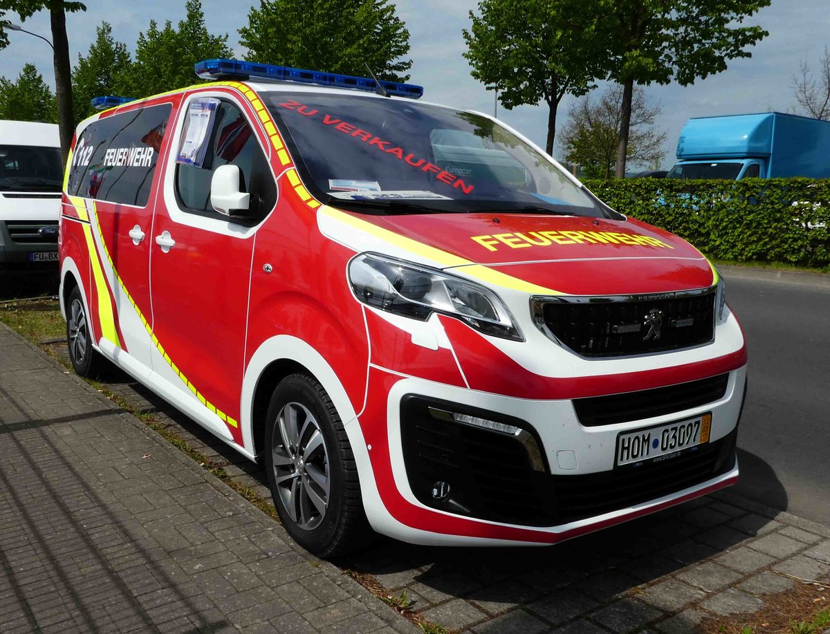 =Peugeot Expert steht zum Verkauf, gesehen auf dem Parkplatz der RettMobil Fulda, Mai 2017