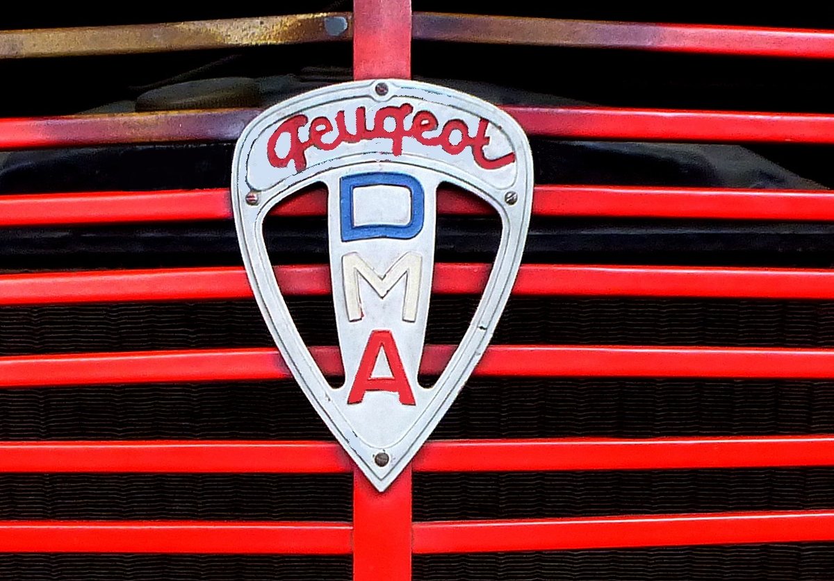 Peugeot, Logo am Kühler eines Oldtimer-Feuerwehrautos von 1941, Dez.2016