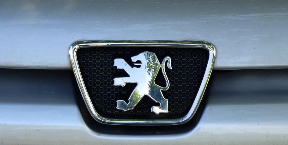Peugeot, Logo der franzsischen Autofirma, benannt nach der Grnderfamilie Peugeot, gehrt heute zur PSA-Gruppe, Sept.2013