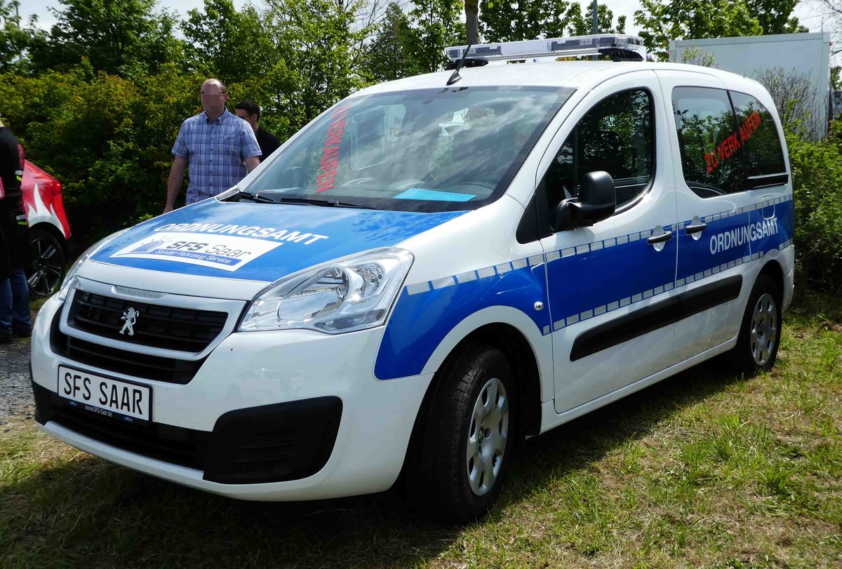=Peugeot Partner als Präsentationsfahrzeug von SFS Saar steht auf dem Parkplatz der RettMobil 2017 in Fulda, Mai 2017