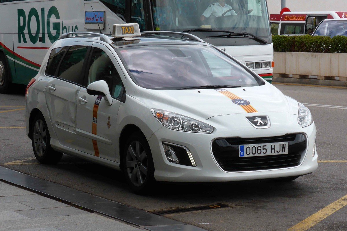 Peugeot-Taxi, gesehen am Flughafen von Palma/Mallorca im Mai 2014