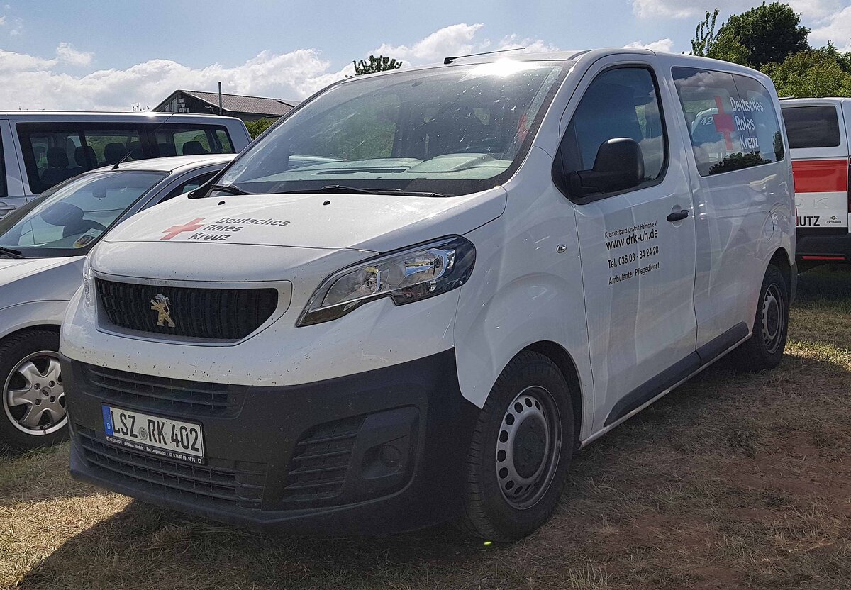 =Peugeot Traveller als Pflegedienstfahrzeug des DRK KV UNSTRUT-HAINICH, steht auf dem Parkplatz der RettMobil 2025