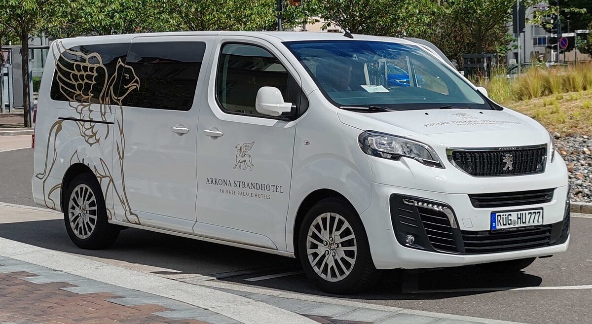 =Peugeot Traveller vom ARKONA STRANDHOTEL unterwegs in Binz, 05-2024