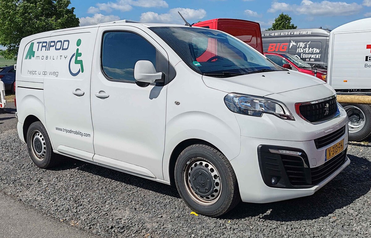=Peugeot Traveller der Firma TRIPOD MOBILITY, gesehen auf dem Parkplatz der 2025er Rettmobil in Fulda
