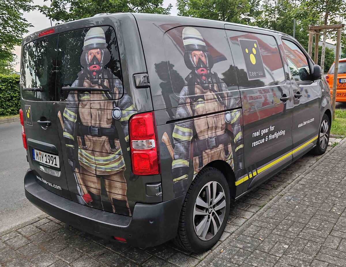 =Peugeot Traveller von TEE-UU, einem Ausr�ster f�r Feuerwehr, Polizei, THW etc., abgestellt auf dem Parkplatz der RettMobil im Mai 2024
