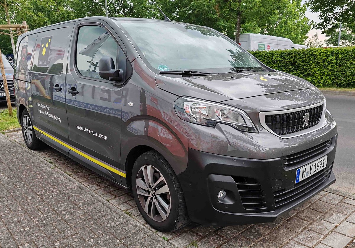 =Peugeot Traveller von TEE-UU, einem Ausr�ster f�r Feuerwehr, Polizei, THW etc., abgestellt auf dem Parkplatz der RettMobil im Mai 2024