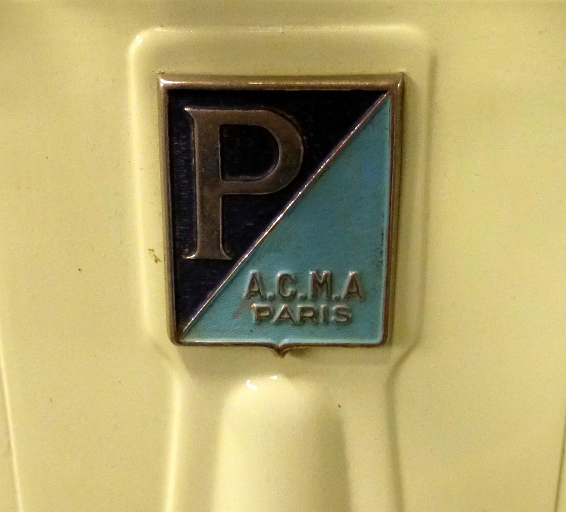 Piaggio ACMA Paris, Firmenlogo an einem Oldtimer-Motorroller von 1954, Piaggio baute mit diesem Logo Vespa-Motorroller in Frankreich, Juli 2015
