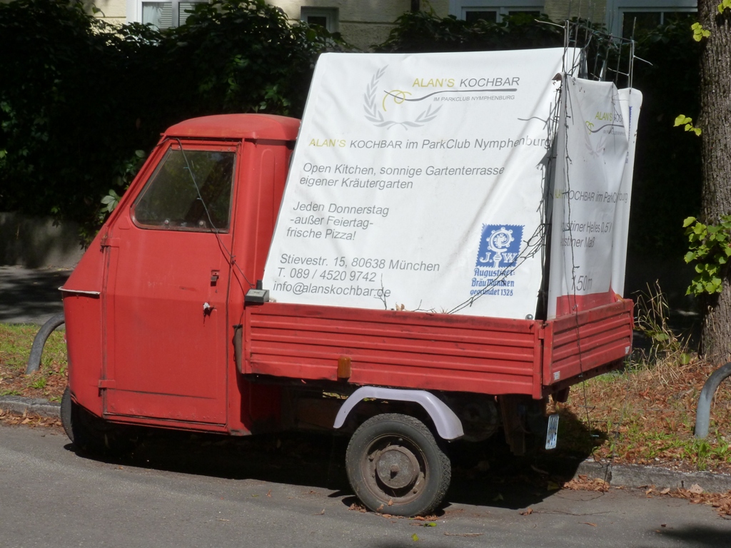 Piaggio Ape 50 rot mit Pritsche und großem Werbeschild in München am Straßenrand abgestellt 27,08,2015