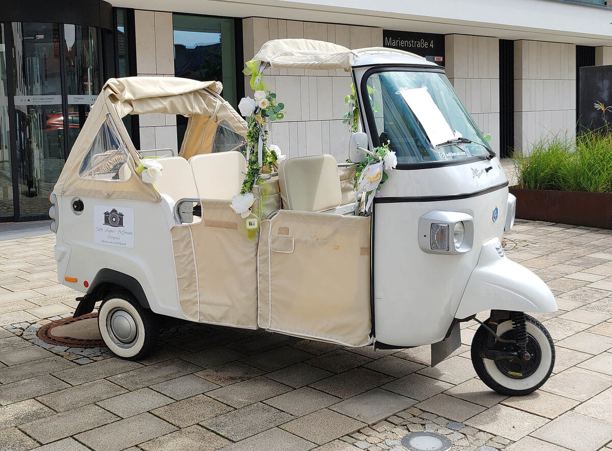 =Piaggio Ape als Hochzeitsmobil, gesehen im August 2026 in Alt�tting