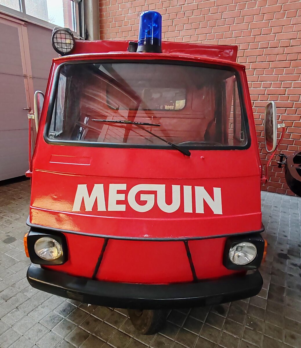 =Piaggio Ape der Betriebsfeuerwehr der Firma MEGUIN, ausgestellt im Fuldaer Feuerwehrmuseum, 11-2025 