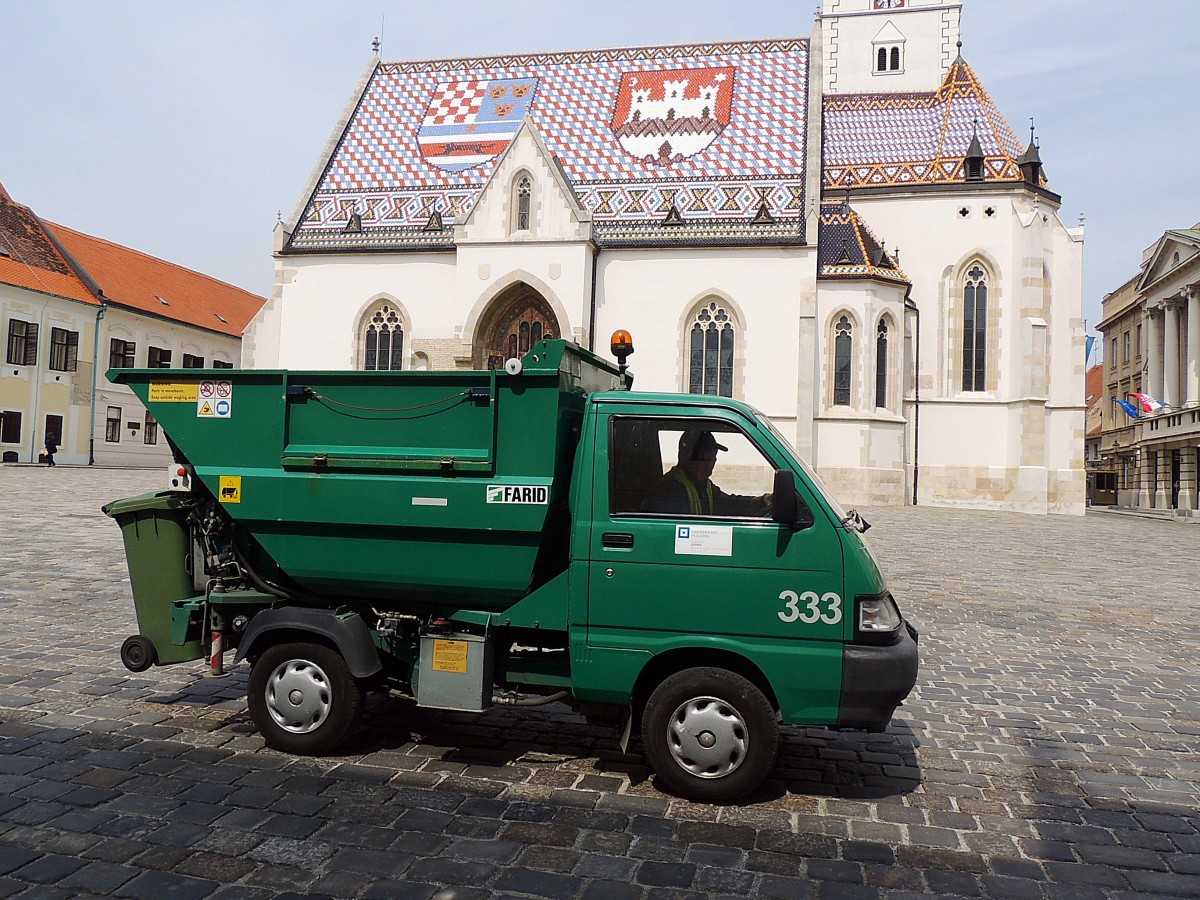 PIAGGIO, mit Mllkippaufbau, sorgt in Zagreb fr saubere Straen und Pltze; 130420
