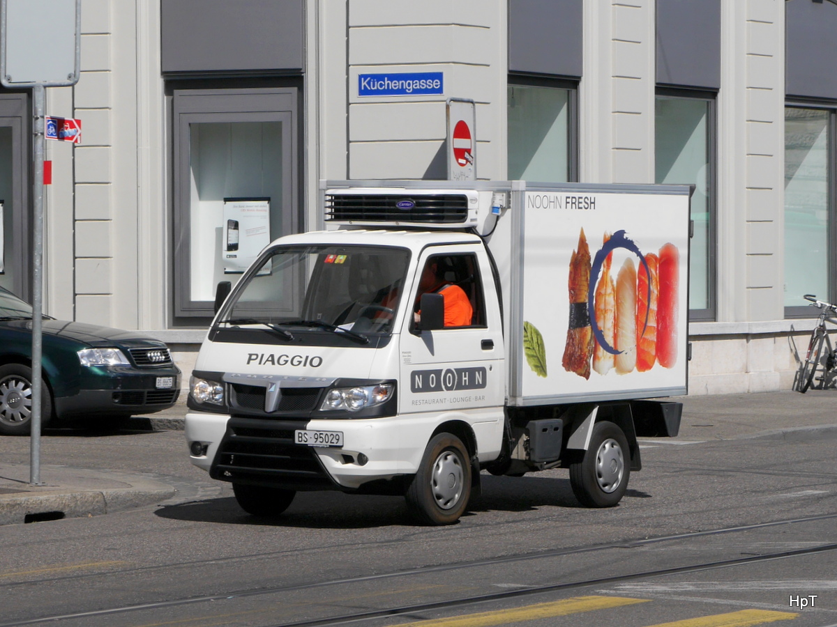 Piaggio Porter unterwegs in der Stadt Basel am 11.07.2015
