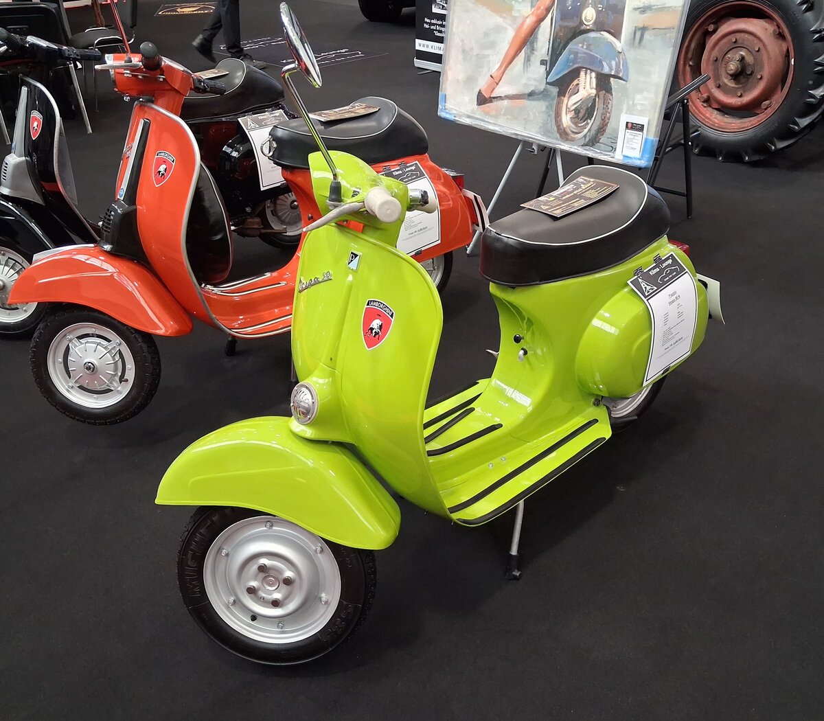 Piaggio Vespa 50N aus dem Jahr 1966. Die Vespa 50N ist einer der am h�ufigsten gebauten Motorroller des italienischen Herstellers Piaggio. Das Standardmodell 50N kam 1963 auf den Markt und pr�gte �ber Jahrzehnte das Stra�enbild, insbesondere in ihrem Heimatland. Die gezeigte Vespa 50N ist im Originalfarbton verde mela, zu deutsch Apfelgr�n, lackiert. F�r den Vortrieb sorgt ein Einzylinderzweitaktmoto mit einem Hubraum von 49,7 cm� und einer Leistung von 1,5 PS. Techno Classica Salon in Dortmund am 25.09.2026.