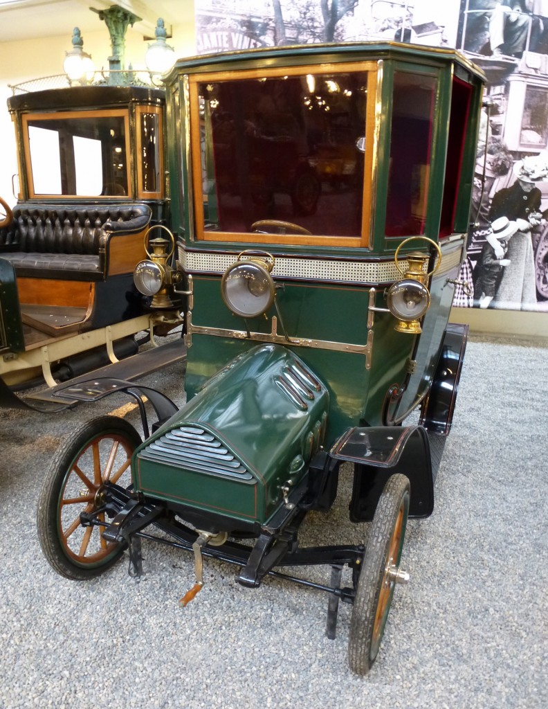 Piccolo Coupe Landaulet, ein Oldtimer aus deutscher Produktion, Baujahr 1907, luftgekühlter 2-Zyl.Motor mit 794ccm und 7PS, Vmax.50Km/h, die Firma wurde 1910 von den Apollo-Werken übernommen, Automobilmuseum Mülhausen, Nov.2013