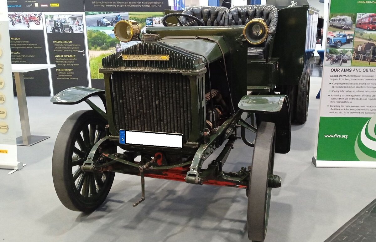 Pierce Arrow X2 LKW aus dem Jahr 1913. Ab dem Jahr 1912 baute Pierce Arrow aus Buffalo im US-Bundesstaat New York auch LKW. Diese Lkw galten als sehr zuverlässig und hochwertig verarbeitet. Das gezeigte Modell war für eine Nutzlast von zwei Tonnen ausgelegt. Aufgrund ihrer Robustheit und Zuverlässigkeit wurden diese Lastwagen während WW1, in großer Zahl an die US-Armee und die verbündeten Entente-Mächte geliefert. Der Antrieb erfolgt durch einen Vierzylinder-Benzinmotor. Retro Classics in Essen am 09.04.2026.