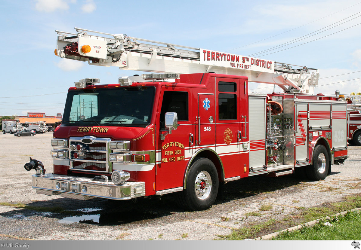 Pierce Ladder Truck  Terrytown Fifth District Volunteer Fire Department # 548  aufgenommen am 26. Mai 2016 in Terrytown, Louisiana / USA.