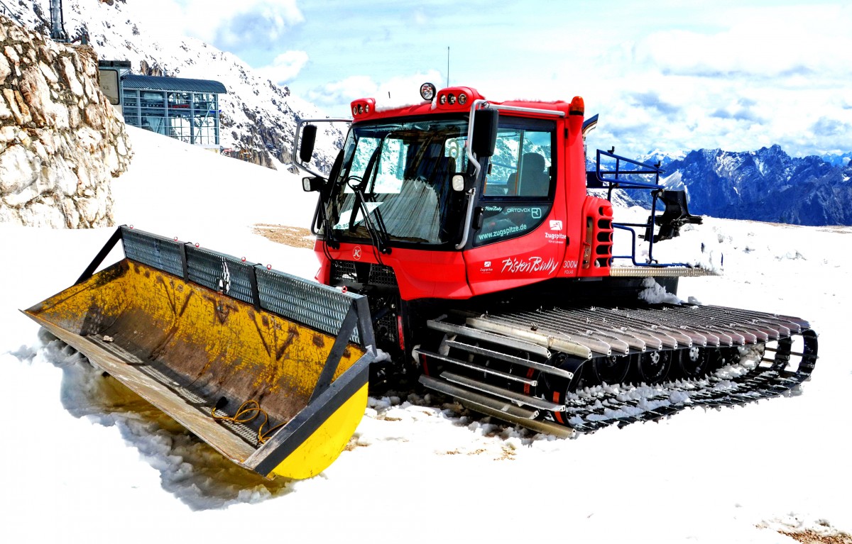 Pisten Bully 300W Polar als Schneeräumfahrzeug auf der Zugspitze am 22.06.15. Baujahr: 2000, Breite über Ketten 4160 mm, Eigengewicht:8,2 to.