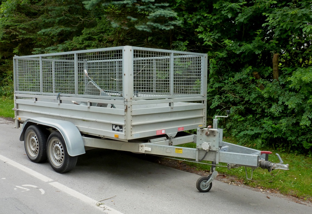 PKW Transportanhnger mit Heckkippfunktion und Gitterumrandung in Fhr abgestellt