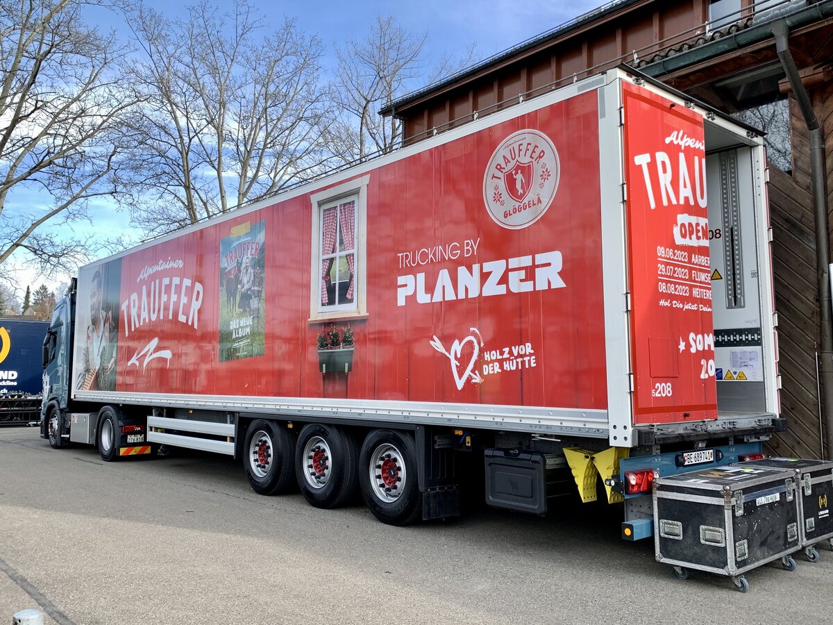 Planzer Scania Sattelzug für die Trauffer Tour 2023  Glöggelä  am 18.3.23 vor der Festhalle Rüegerholz in Frauenfeld.