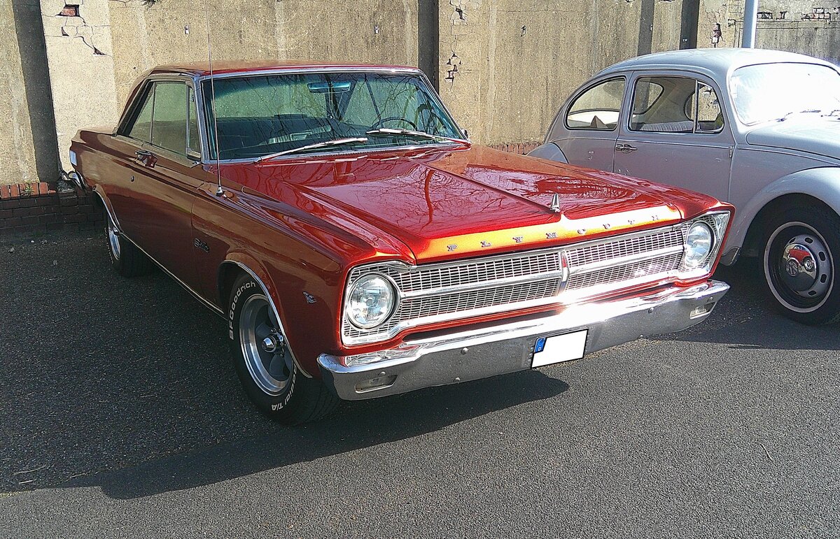 Plymouth Belvedere Satellite aus dem Jahr 1965. Im Modelljahr 1965 war die Baureihe Belvedere nach den Ausstattungsmerkmalen das Basismodell im Programm der Chrysler-Division Plymouth. Darüber waren die Modelle Fury I, Fury II und Fury III angesiedelt. Spitzenmotorisierung war in diesem Jahr für dieses Modell ein V8-Motor mit einem Hubraum von 426 cui (6981 cm³) und einer Leistung von 425 PS. Oldtimertreffen an Mo´s Bikertreff in Krefeld am 08.03.2026.