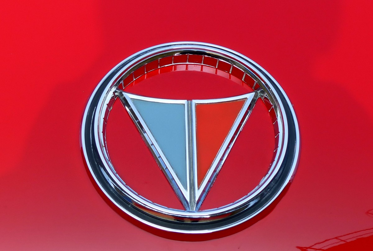 Plymouth, Logo am Mittelklasse-PKW  Valiant Signet 200V , gebaut von der US-amerikanischen Autofirma von 1959-76, Mrz 2015