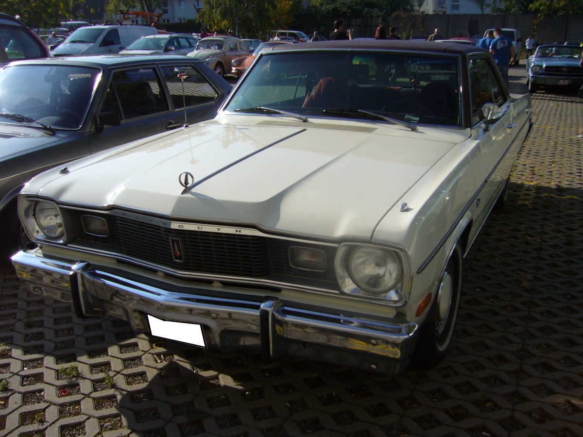 Plymouth Valiant twodoor Hardtop des Modelljahres 1974. Die Valiant Modelle waren die smallsize Modelle des Modelljahres. Wobei smallsize ein dehnbarer Begriff ist. Es gab folgende Motorisierungen: Einen 6-Zylinderreihenmotor mit wahlweise 3.2l oder 3.7l Hubraum, sowie einen V8-motor mit 5.2l, 5.6l oder 5.9l Hubraum. Laut Farbkarte ist der abgelichtete Wagen im Farbton spinnaker white lackiert. Herbstfest an der Düsseldorfer Classic Remise am 04.10.2014. 