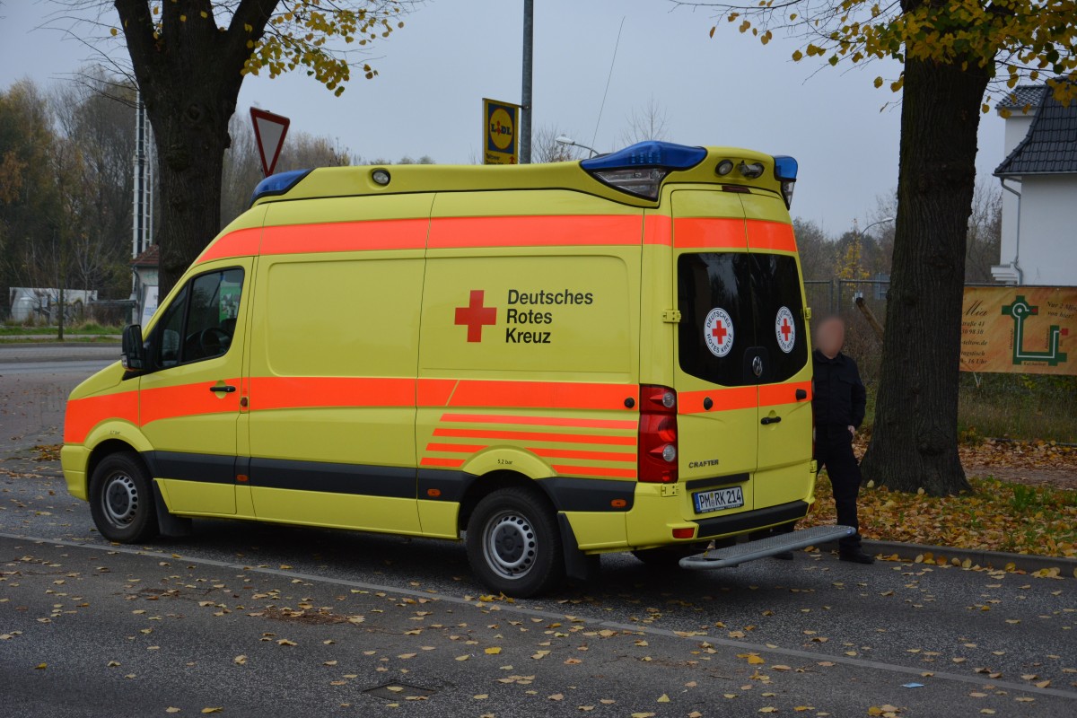 PM-RK 214 (Krankenwagen von IVECO) steht am 09.11.2014 an der Zehlendorfer Straße in Teltow.